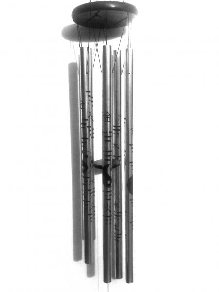 A szélcsengő csövei kör alakban vannak felfüggesztve a vázat képező fa korongra. Növekvő méretük spirált formáz, ami a Feng Shui egyik legkedveltebb és legerőteljesebb szimbóluma.