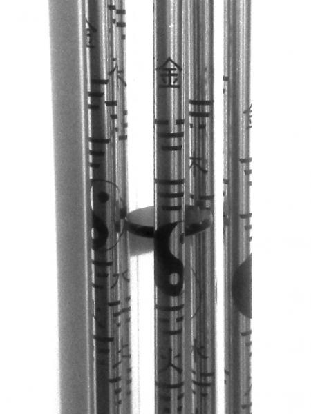 Csöveit Yin - Yang jelek, trigramok és kínai írásjegyek díszítik.