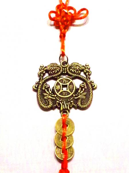 Misztikus csomó, alatta két sárkány által közrefogott kínai érme, alatta három kínai érme