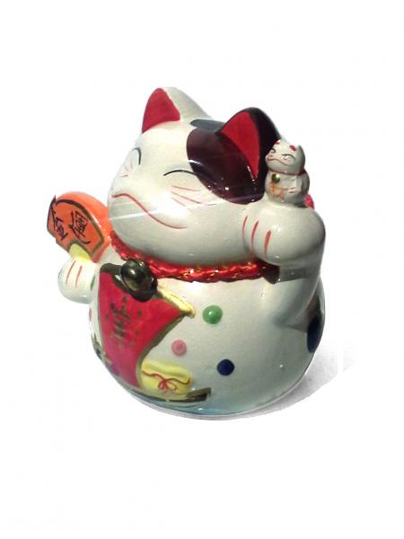 Integetésre emelt bal kezén kis Maneki Neko ül