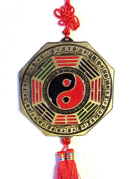 A medál Yin - Yang-os oldala