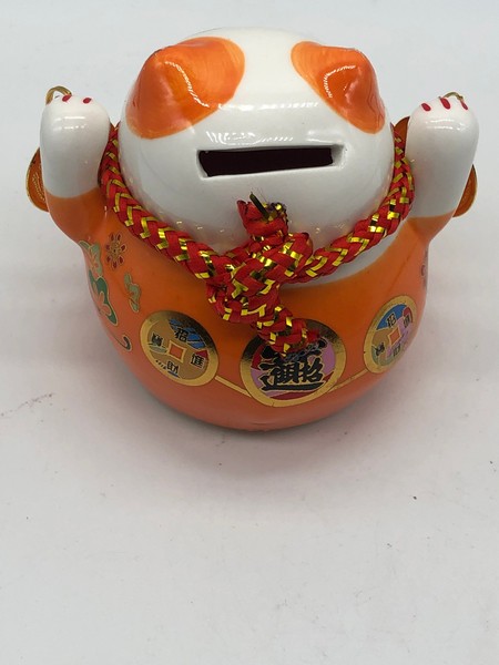 Bedobó nyílás a hátoldalán