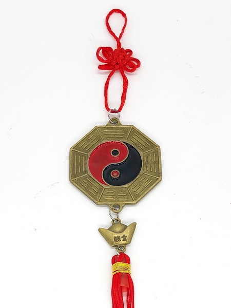 A medál egyik oldalán a nyolc trigram a Yin-Yang jel körül,