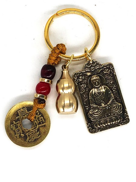 a medál másik oldalán a tökéletes bölcsességgel rendelkező Buddha