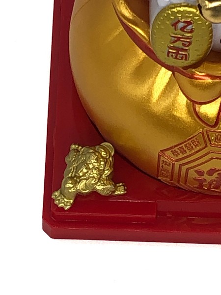 Talapzata négy sarkán egy-egy háromlábú béka