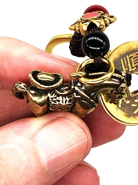 A ló Yuen Pao-t hord a hátán